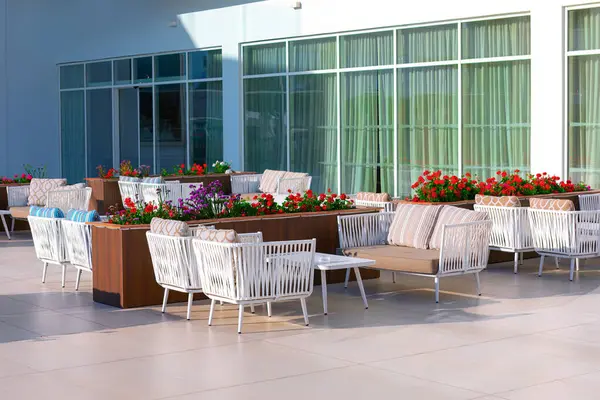Terrasse Avec Mobilier Blanc Chaises Avec Tables Avec Parterres Fleurs — Photo