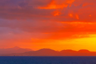 Alacakaranlık 'taki Fuerteventura Adası. Kanarya Adaları ve Atlantik Okyanusu üzerinde gün batımı 