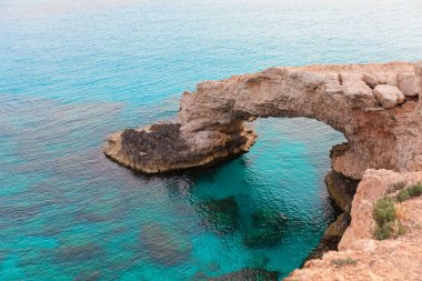 Kıbrıs Rum Ayia Napa Aşıklar Köprüsü. Uçurum Yayı Denizin Üzerinde