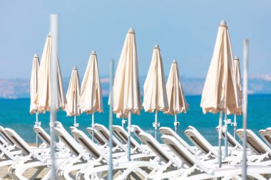 Beyaz plaj şemsiyeleri ve şezlonglar. Lüks tropikal plaj 