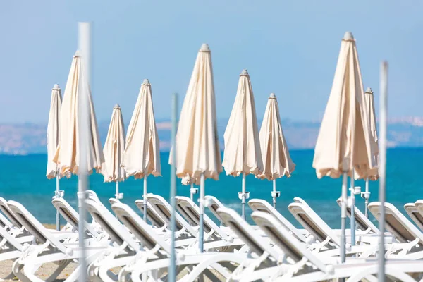 Weiße Sonnenschirme Und Liegestühle Tropischer Luxusstrand — Stockfoto