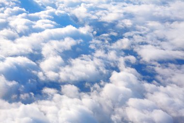 Kabarık beyaz bulutlarda uçuyorlar. Meleksi beyaz bulutlar