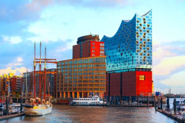 Elbphilharmonie ile Hamburg Limanı. Hamburg Almanya 'sındaki limana bakan konser yeri 