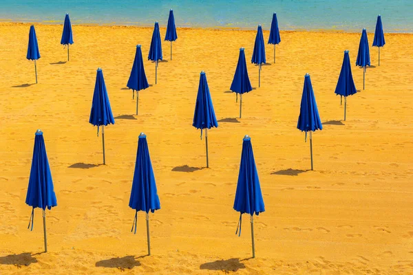 Ombrelloni Disposizione Sulla Costa Sabbiosa Spiaggia Sabbia Dorata — Foto Stock