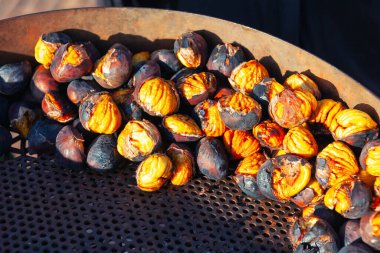 Kömür ızgarasında kestane kızartması. Sokak yemekleri çok lezzetli.