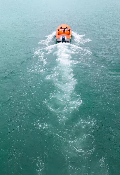 Motorboottocht Het Zeewater Twee Mannen Boot — Stockfoto