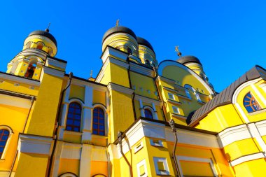 Kubbeli sarı kilise. Ortodoks ibadet yeri 