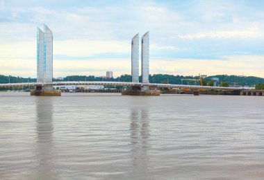 Bordeaux Fransa 'daki Garonne Nehri üzerinde modern bir köprü. Pont Jacques Chaban Delmas