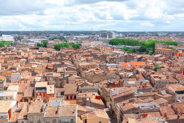 Yukardan manzaralı kiremit çatılı evler. Bordeaux Fransa Avrupa