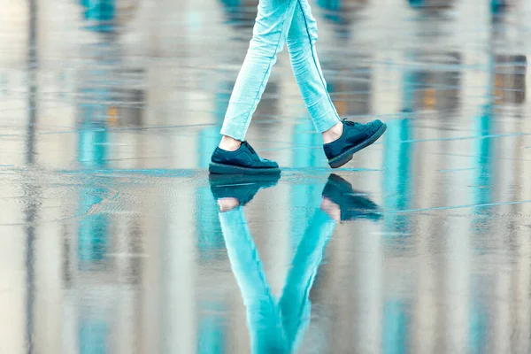Riflessione Sul Pavimento Bagnato Camminando Sotto Pioggia — Foto Stock