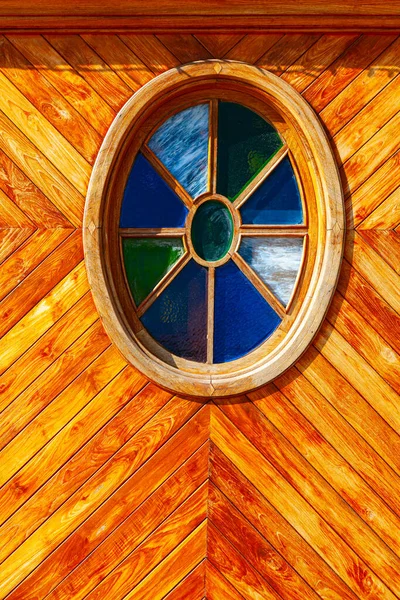 木製の壁の丸い窓 カラフルなガラス窓 — ストック写真