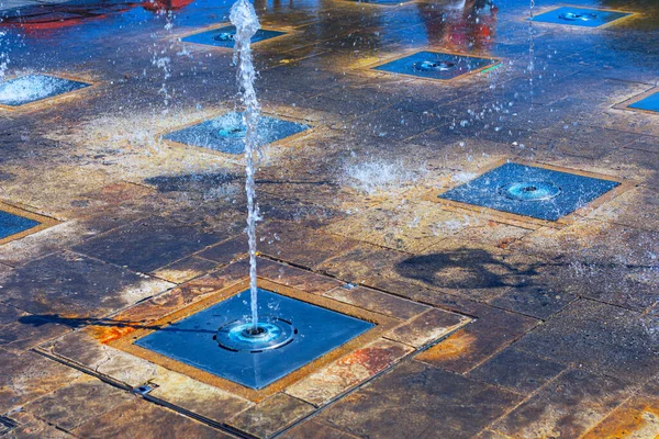 Vízkút Fröcskölése Járdán Város Nyár Nedves Utca — Stock Fotó