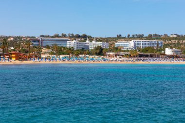Ayia Napa sahilde tatil yapıyor. Kıbrıs plajında tatil