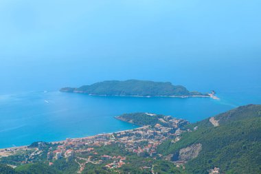 Budva Riviera Montenegro 'daki Sveti Nikola Adası. Budva şehri ve Adriyatik Denizi kıyısının havadan görünüşü 