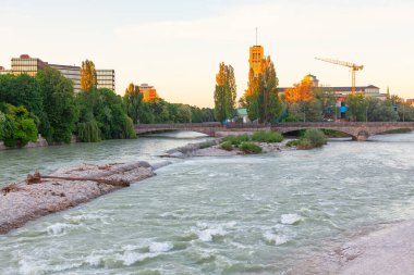 Münih 'teki Isar Nehri. Bavyera Münih 'teki Isar Nehri kıyıları 