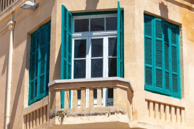 Panjurlu pencereler dış görünüş. Ahşap pencereler eski usul