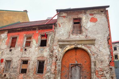 Kırmızı tuğlalarla yapılmış terk edilmiş eski bir bina. Ürkütücü mimari