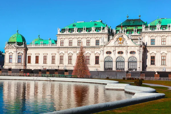 バロック様式の宮殿建築 ベルヴェデーレ宮殿と噴水 ウィーン オーストリア — ストック写真