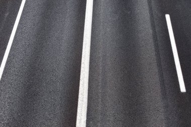Yol işaretleme arkaplanlı siyah asfalt