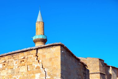 Cami 'nin minare kulesi, eski taş duvar manzarası