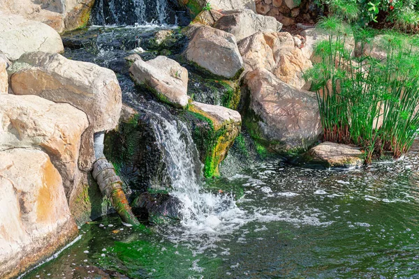 Umělá Vodní Kaskáda Voda Tekoucí Mezi Kameny — Stock fotografie