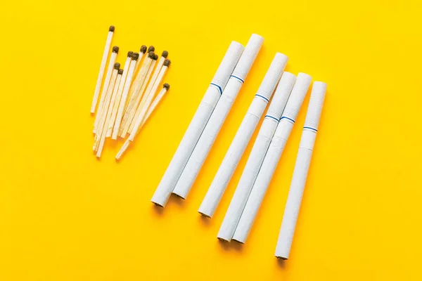 Cigarrillos Fósforos Filmados Estudio Tabaco Cigarrillos Cerillas Madera Fondo Amarillo Imagen De Stock