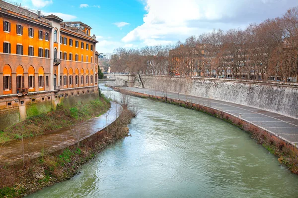 Ποταμός Τίμπερ Της Ρώμης Ρίβερμπανκ Στα Τέλη Του Φθινοπώρου Isola — Φωτογραφία Αρχείου