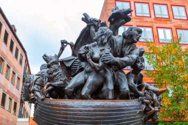 Nuremberg merkezli Ahmaklar Gemisi heykeli. Nuremberg şehir merkezinde Narrenschiff heykeli