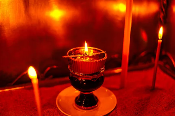 Kilise Lambası Yağlı Mum Dua Eden Yanan Mumlar — Stok fotoğraf