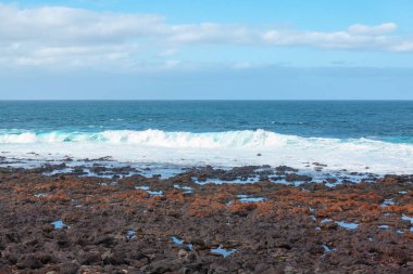 Alçak Gelgit Dalgaları. Okyanus kıyısı manzarası