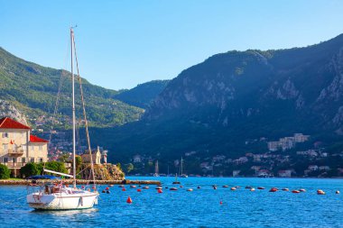 Kotor Körfezi 'ne demir atmış. Karadağ 'da su körfezi