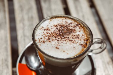 Çikolatalı bir fincan kahve. Cam bardakta kahve köpüğü. 