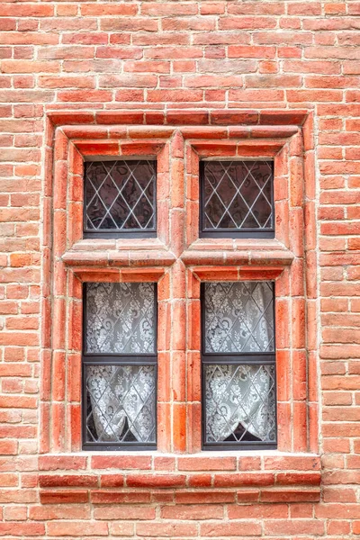 红砖墙上的窗户 砖块建筑背景 — 图库照片