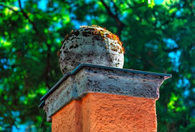 Üzerinde taş top olan antik taş sütun. Taş top finali