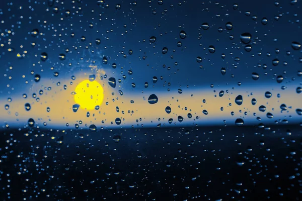 Βροχή Πέφτει Στο Ποτήρι Την Ανατολή Του Ηλίου Σταγόνες Νερού — Φωτογραφία Αρχείου