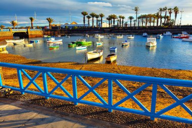 Tekneli Arrecife Lanzarote gölü. Çapalı balıkçı tekneleri