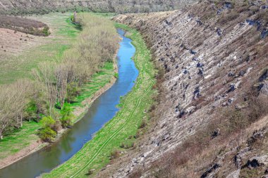 Su yolu ile havadan kayalık bir arazi. Nehir akan doğa rezervi