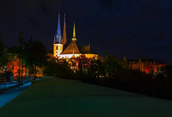 ルクセンブルクのノートルダム大聖堂の夜の写真 — ストック写真