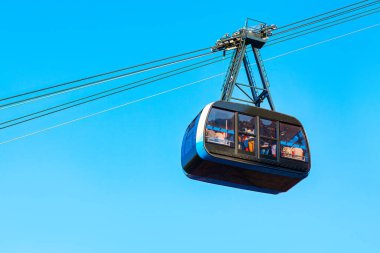 San Marino Kablo Araba. Yolcularla dolu bir halat kamarası. Funivia di San Marino