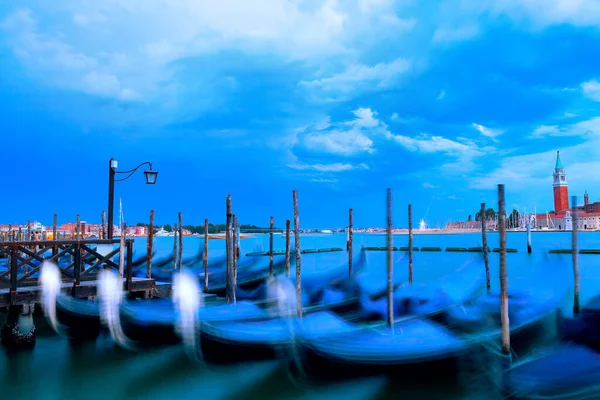 Venecia Góndolas Larga Exposición Barcos Tradicionales Amarrados Venezia — Foto de Stock