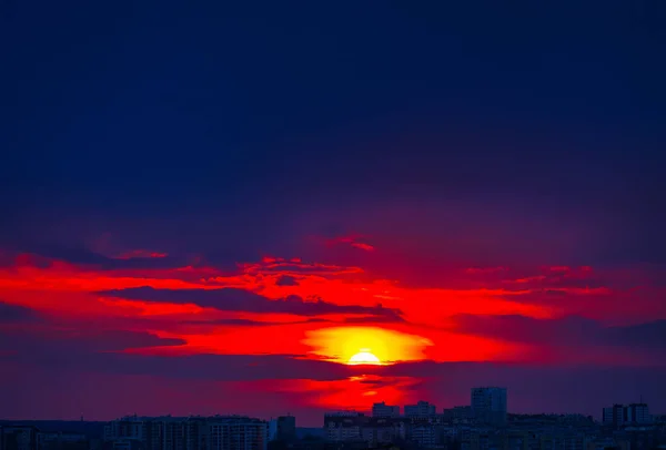 Прекрасний Захід Сонця Місті Червоним Небом Хмарами Фону — стокове фото