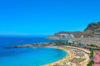 Playa de Amadores, Gran Canaria 'da. Beyaz kumsal ve okyanus gölü 