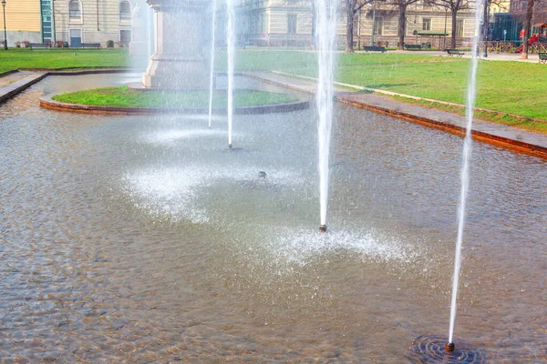 公园里的喷泉 这个城市美丽的风景 往街上泼水 — 图库照片