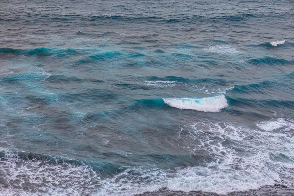 多风的天气下海浪浮出水面 — 图库照片
