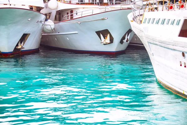 Båtar Förtöjda Hamnen Medelhavet Förtöjda Segelbåtar Vid Hamnen — Stockfoto