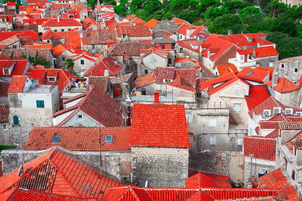 크로아티아의 트로기르라는 가지입니다 마을의 지붕이야 — 스톡 사진