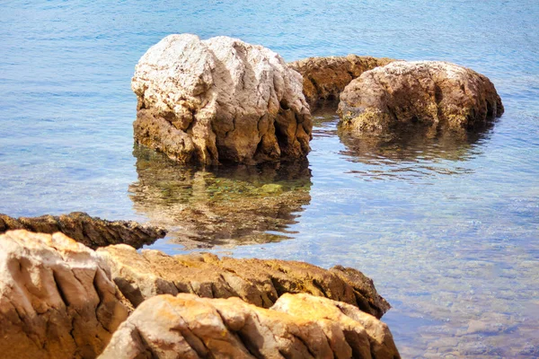 Rotsen Zee Rustig Rustig Zeewater Met Grote Stenen — Stockfoto