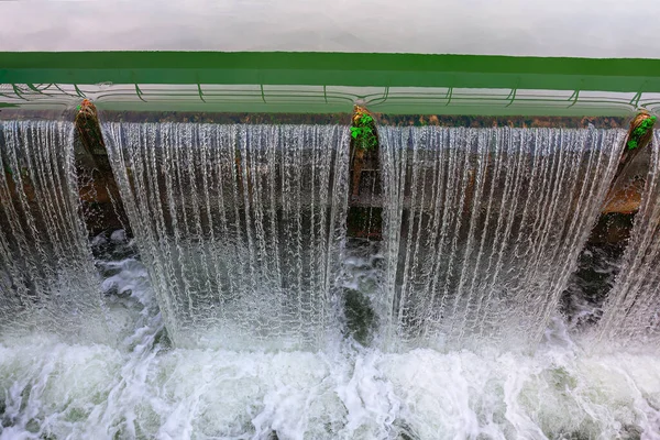 ダム水力発電所から流れる水 — ストック写真