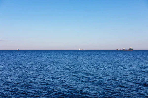 遠くに海と船のパノラマビュー 船と青い海の地平線 — ストック写真