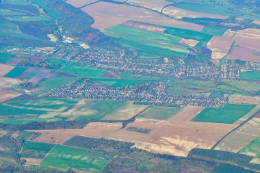 Almanya 'da bir uçak penceresinden köyün hava görüntüsü. Yukarıdan tarımsal alanlar görünümü
